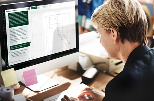 Eine Frau sitzt am Schreibtisch vor einem Bildschirm mit der summ.ai Software für Prozessmanagement. Links ist ein Chat zur Prozessbeschreibung zu sehen, rechts das daraus erstellte Prozessmodell.