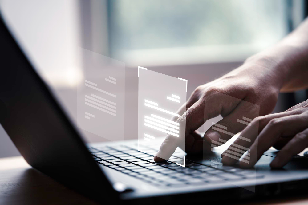 Hände tippen auf einer Laptop-Tastatur, darüber schweben digitale Dokumente als Symbol für die Arbeit mit Texten am Computer.