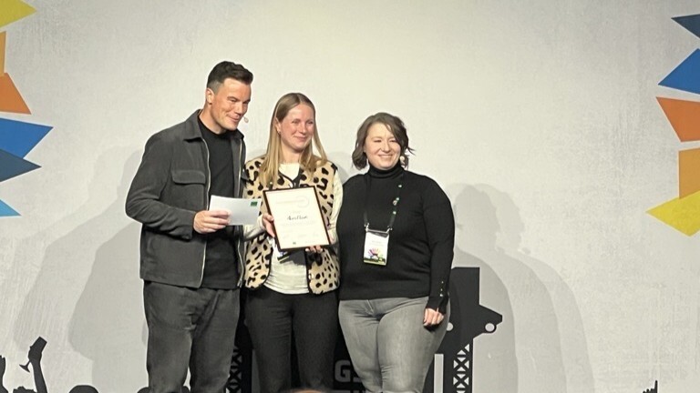 Jana Janze überreicht Vanessa König von summ.ai den KGSt Innovation:Award 2025 in Karlsruhe